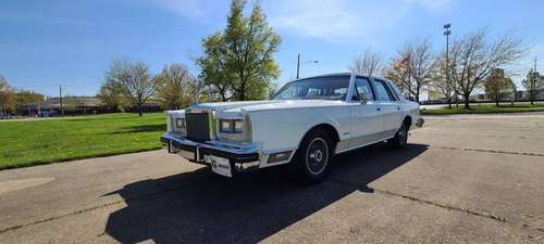 1982 Lincoln Town Car - - by dealer - vehicle for sale in EUCLID, OH
