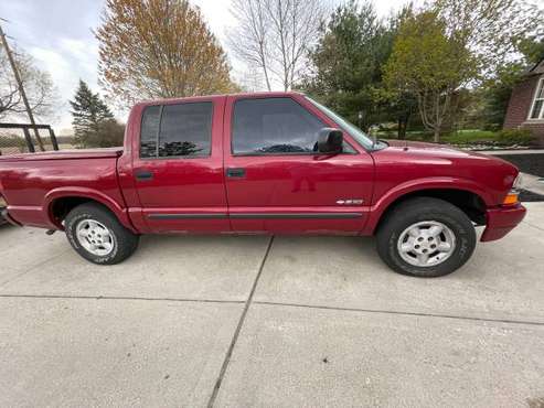 03 S10 4x4 Crew Cab for sale in Indianapolis, IN