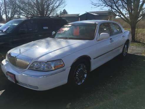 2009 LINCOLN TOWN CAR - cars & trucks - by dealer - vehicle... for sale in URBANA, IL