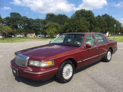 1996 LINCOLN TOWN CAR SIGNATURE LOW MILES for sale in Chesapeake , VA
