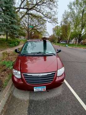 2007 chrysler town and country van fold down seats good runner for sale in Saint Paul, MN