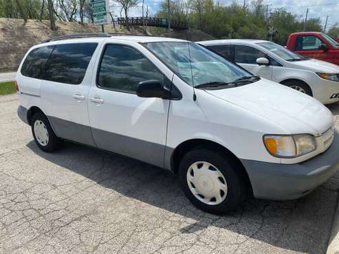 1999 Toyota Sienna , one owner Private seller Runs great! - cars & for sale in Lake Bluff, IL