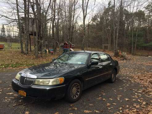 2002 Lincoln towncar - cars & trucks - by owner - vehicle automotive... for sale in Feura Bush, NY