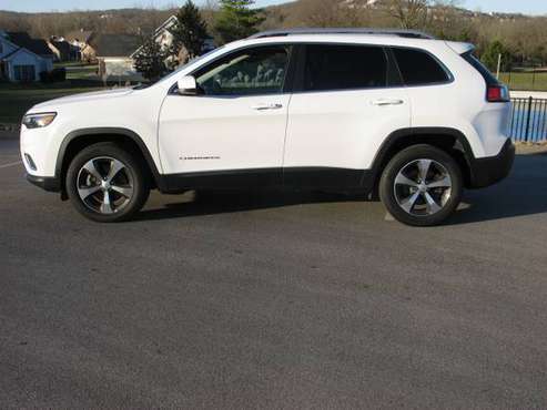 Jeep Cherokee Limited 2019 AWD,29k white excellent - cars & trucks -... for sale in Saint Louis, MO