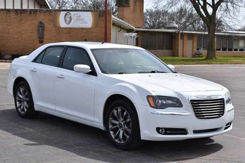 2014 CHRYSLER 300S MINT CONDITION ALL WHEEL DRIVE - cars & for sale in Dearborn, MI