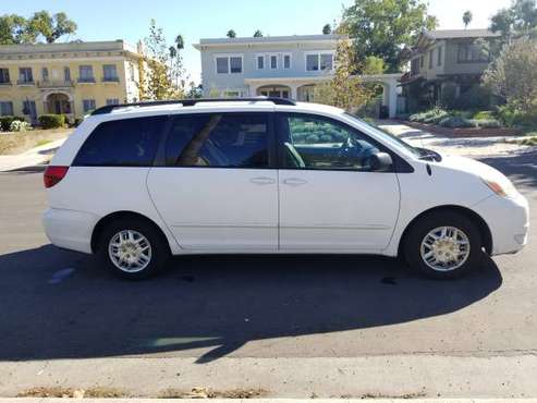 2004 toyota sienna le white color no accident smog passed excellent for sale in Downtown L.A area, CA