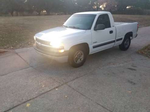 Silverado 2001 clean title v6 - cars & trucks - by owner - vehicle... for sale in Mesquite, TX