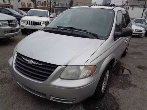 2006 CHRYSLER TOWN & COUNTRY - cars & trucks - by owner - vehicle... for sale in New Brunswick, NJ