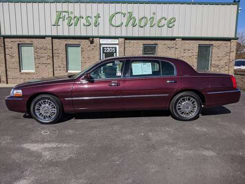 2008 LINCOLN TOWN CAR SIGNATURE L, 4.6 V8, LOW MILES - cars & trucks... for sale in Greenville, SC