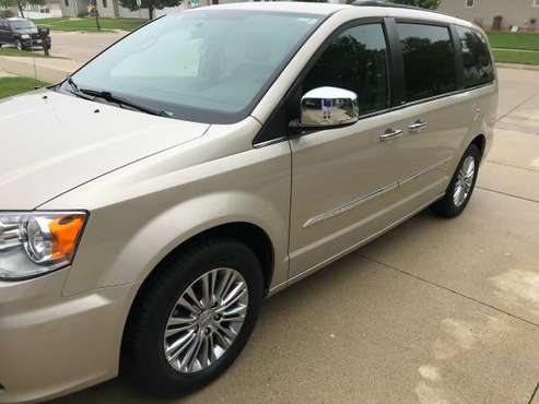2013 Chrysler Town & Country Wagon Touring L V6 for sale in fort dodge, IA