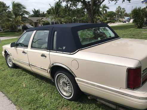 Lincoln Town car - cars & trucks - by owner - vehicle automotive sale for sale in Boca Raton, FL