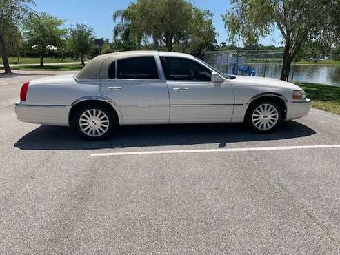 2003 Lincoln Town Car Signature Series for sale in Fort Pierce, FL