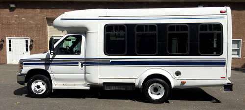 2008 FORD E-350 8 PASSENGER SHUTTLE BUS HANDICAP VAN ONLY 60K MILES! for sale in Enfield, MA