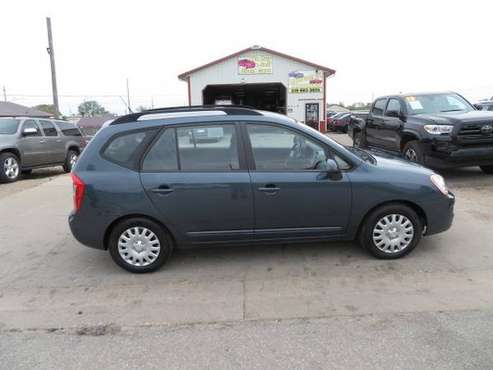 09 kia rondo 3rd row, 105000 miles 4600 - - by dealer for sale in Waterloo, IA