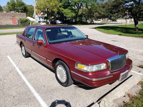1997 LICOLN TOWN-CAR LOADED RUNS $ DRIVES GREAT for sale in Kenosha, WI