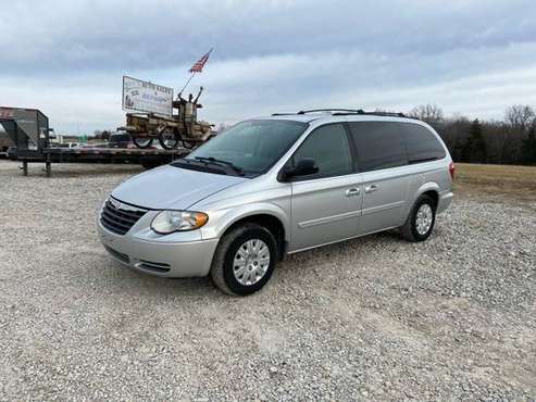 2006 CHRYSLER TOWN AND COUNTRY LX - - by dealer for sale in New Bloomfield, MO