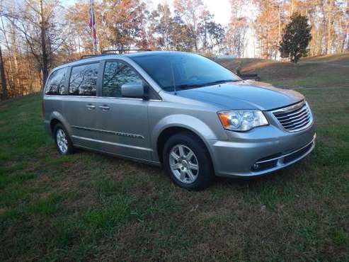 EXCELLENT 2013 CHRYSLER TOWN & COUNTRY FAMILY VAN ALL POPULAR... for sale in Ellijay, GA