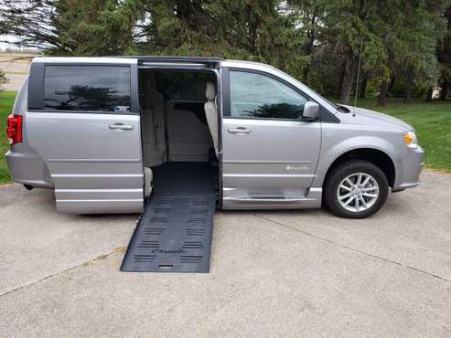 2014 Dodge Grand Caravan, SXT, BraunAbility Flexfuel for sale in Mount Vernon, IA