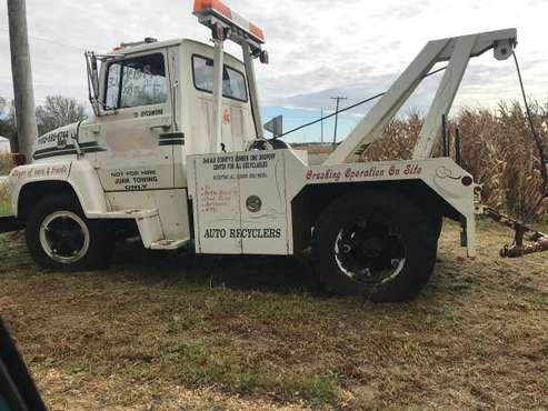 ford Ln 700 tow truck for sale in Burlington, IL