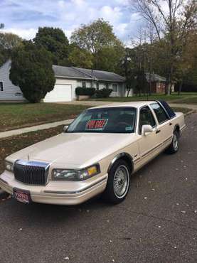 1996 LINCOLN TOWN CAR for sale in Battle Creek, MI