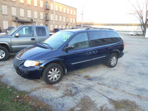2006 Chrysler Town & Country - cars & trucks - by dealer - vehicle... for sale in Rockford, WI