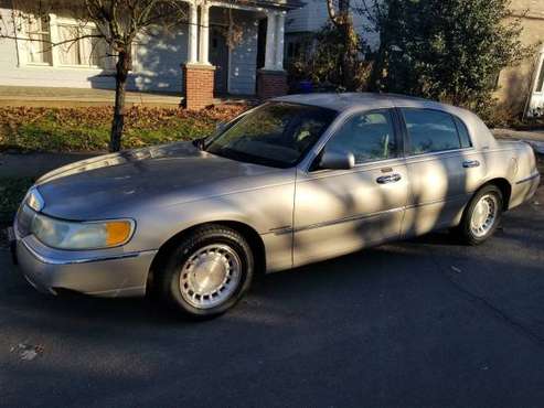 2000 Lincoln Towncar Executive - cars & trucks - by owner - vehicle... for sale in Portland, OR