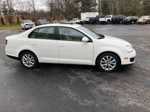 2010 Volkswagon Jetta 2.5 - cars & trucks - by owner - vehicle... for sale in Clarence, NY