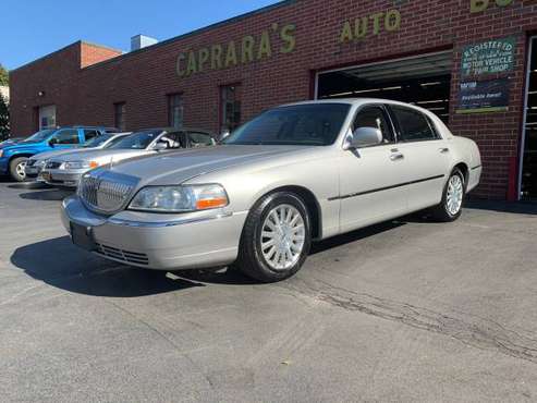 2003 Lincoln Town Car Signature - cars & trucks - by owner - vehicle... for sale in Troy, NY