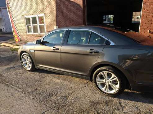 Like new 2018 Ford Taurus SEL for sale in Cameron, MO