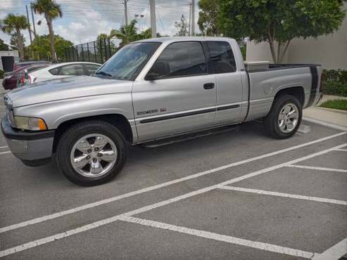 must see 2001 Dodge Ram quad cab V8 5 2 318 LTR 140K MILES - cars & for sale in West Palm Beach, FL