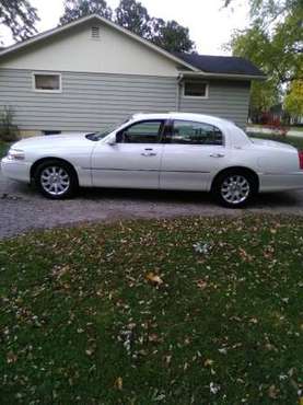 2006 Lincoln Town Car Signature Limited - cars & trucks - by owner -... for sale in Janesville, IL