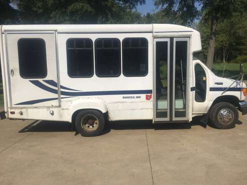 04 E-350 passenger Van withwheel chair lift gate - cars & trucks -... for sale in Lexington, OH