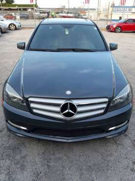 MERCEDES BENZ C300 AÑO 2011 - cars & trucks - by owner - vehicle... for sale in Miami, FL
