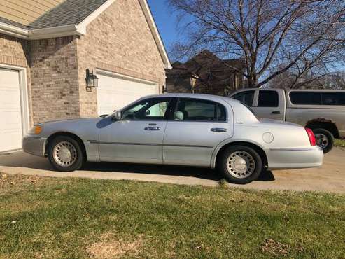 2001 Lincoln Towncar - cars & trucks - by owner - vehicle automotive... for sale in Burnsville, MN
