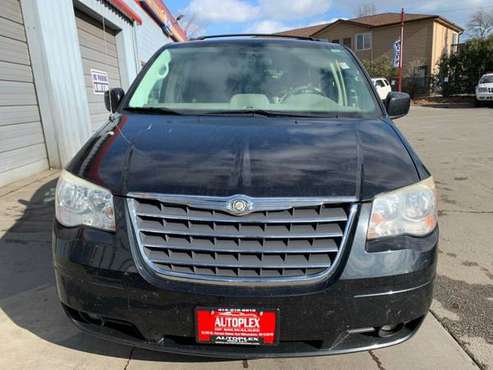 2009 Chrysler Town and Country Touring 4dr Mini Van - cars & trucks... for sale in milwaukee, WI