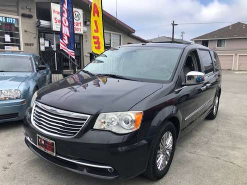 2011 CHRYSLER TOWN & COUNTRY - - by dealer - vehicle for sale in Eureka, CA