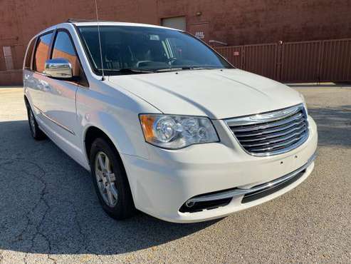 2012 Chrysler town & county for sale in Elmwood Park, IL
