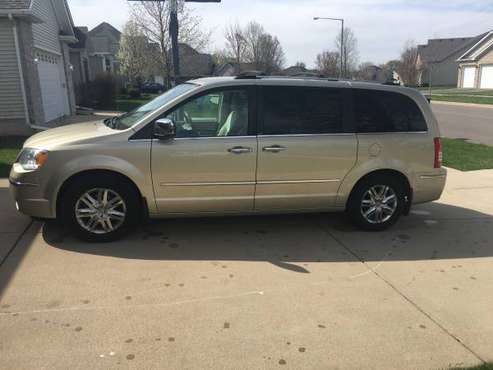 Chrysler Town and Country for sale in Sycamore, IL
