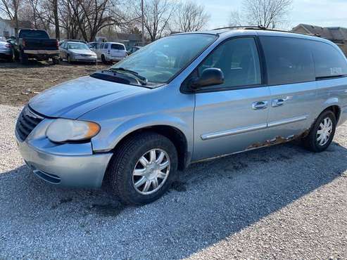 2005 Chrysler Town and Country - - by dealer - vehicle for sale in ottumwa, IA