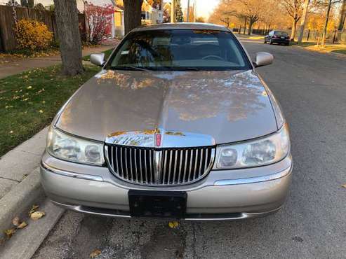 2001 LINCOLN TOWN CAR EXECUTIVE - cars & trucks - by owner - vehicle... for sale in Chicago, IL