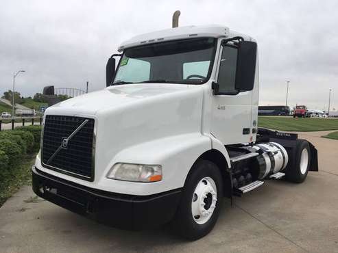 2015 VOLVO VNM 64T200 - - by dealer - vehicle for sale in Kansas City, MO