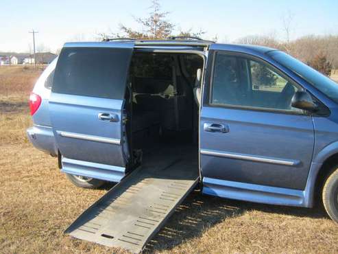 2007 town country 43k - cars & trucks - by owner - vehicle... for sale in New London, MN