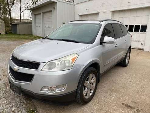 2009 Chevy Traverse LT/Third row seat/Auto - cars & for sale in Augusta, KS