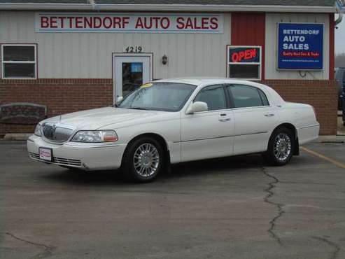 2006 Lincoln Town Car Signature Limited - - by dealer for sale in Bettendorf, IA