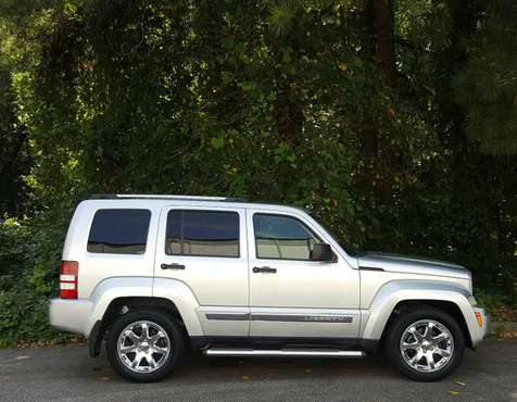 Bright Silver 2010 Jeep Liberty Limited // 4x4 // Nav // Tow Package... for sale in Raleigh, NC