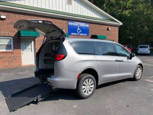 2018 Chrysler Pacifica Handicap Accessible Wheelchair Van for sale in Dallas, TN