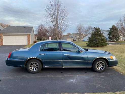2002 Lincoln Towncar - cars & trucks - by owner - vehicle automotive... for sale in Burnsville, MN