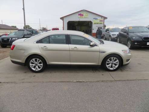2010 Ford Taurus 4dr Sdn SEL FWD...109,000 miles...$6,700 - cars &... for sale in Waterloo, IA