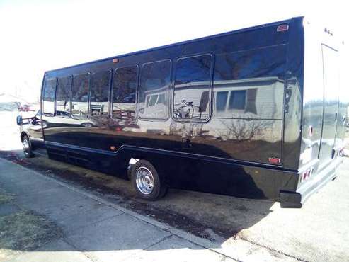 30 passengers F550 Limo Bus KRYSTAL for sale in Stillman Valley, IL