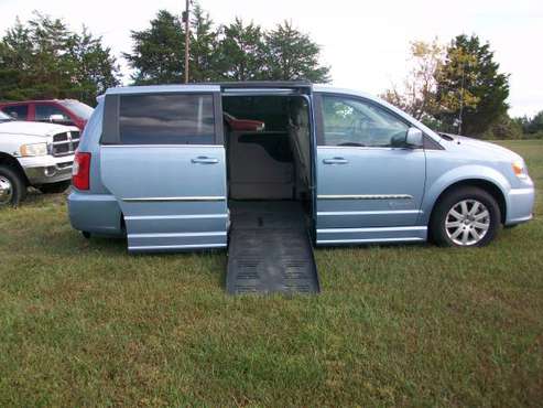 2013 chrysler town & country handicap van caravan for sale in evington, VA